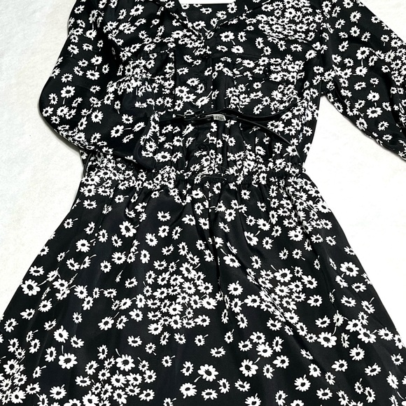 Black and white BeBop dress with pretty flowers and black belt very pretty dress - Picture 2 of 9